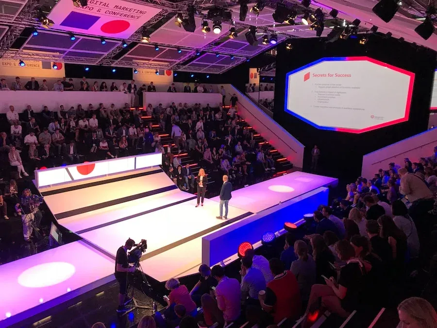 Packed seminar hall at DMEXCO 2018 with two speakers on stage